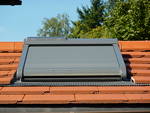 Velux Dachflächenfenster mit vertieftem Einbau und Solarrolladen